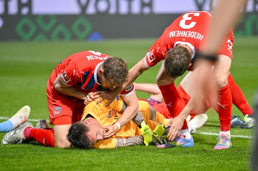 Goleiro do Heidenheim fica desacordado após choque de cabeça