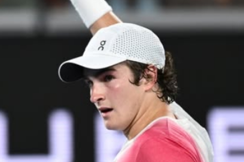 João Fonseca faz história e avança para a segunda rodada do Australian Open após vencer Andrey Rublev