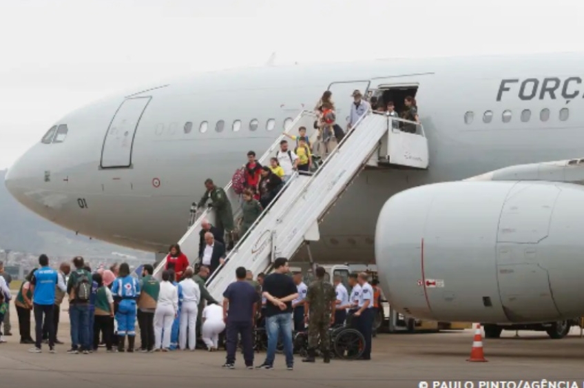 Avião da FAB chega ao Brasil com mais de 200 repatriados do Líbano