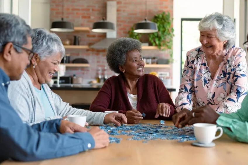 Brasil envelhece e vê base jovem encolher, revela IBGE