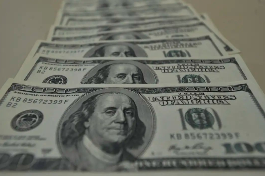 O dólar apresentou queda e encerrou próximo de R$ 6,10