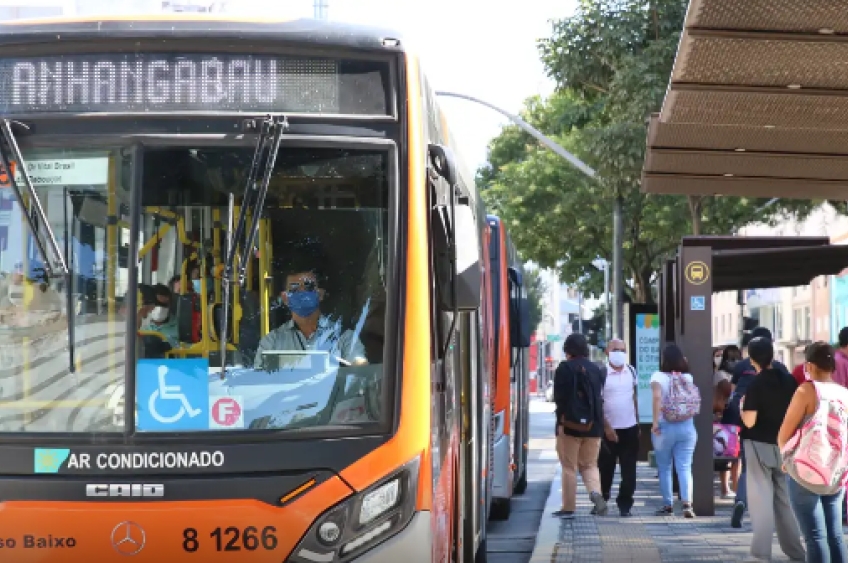 Setor de serviços recua 0,9% em novembro após atingir recorde histórico em outubro