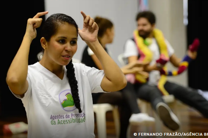 Brasil tem 10,7 milhões de pessoas com deficiência auditiva, revela estudo do Instituto Locomotiva