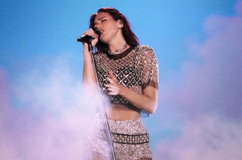 Dua Lipa encanta fãs ao cantar música espanhola