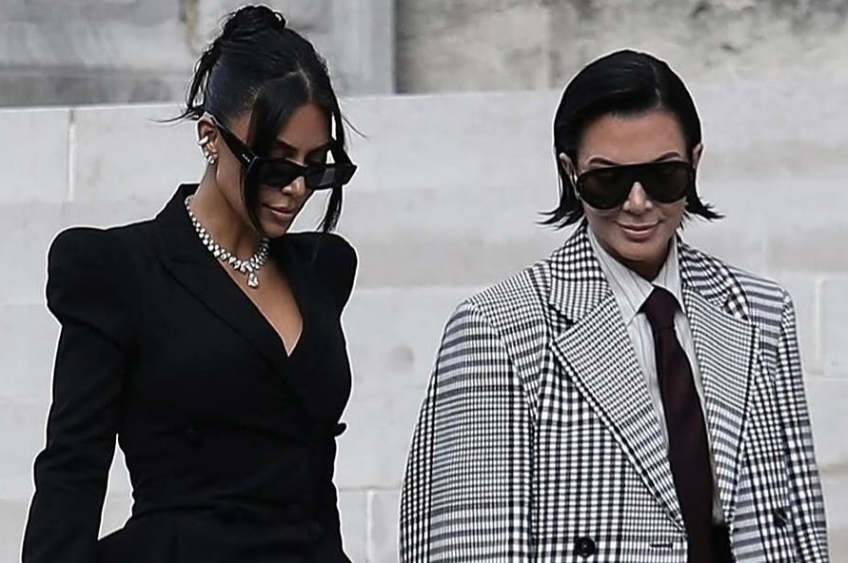 Kris Jenner choca ao aparecer mais jovem e é comparada à Kim Kardashian