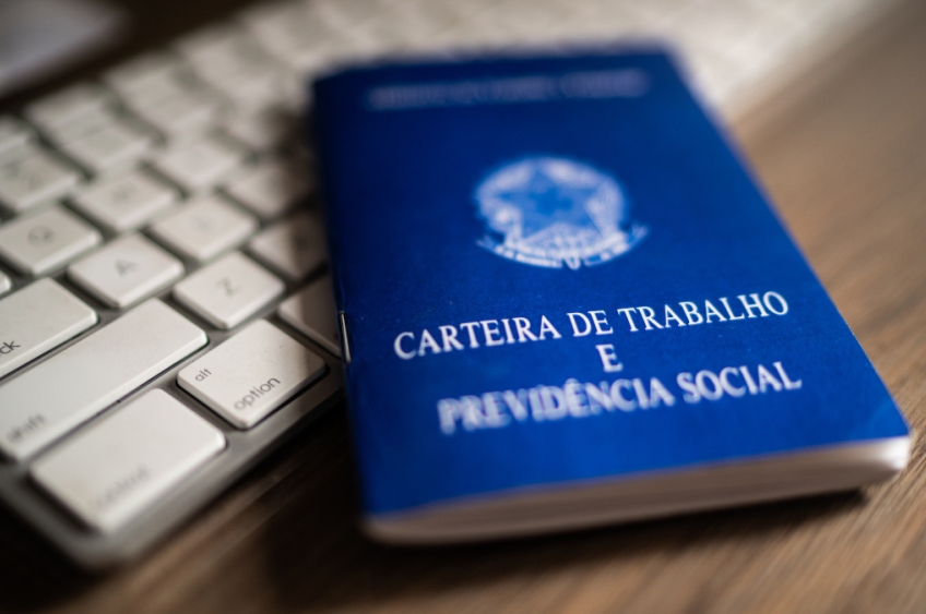 Lula reduz jornada de terceirizados para 40h e garante auxílio-creche