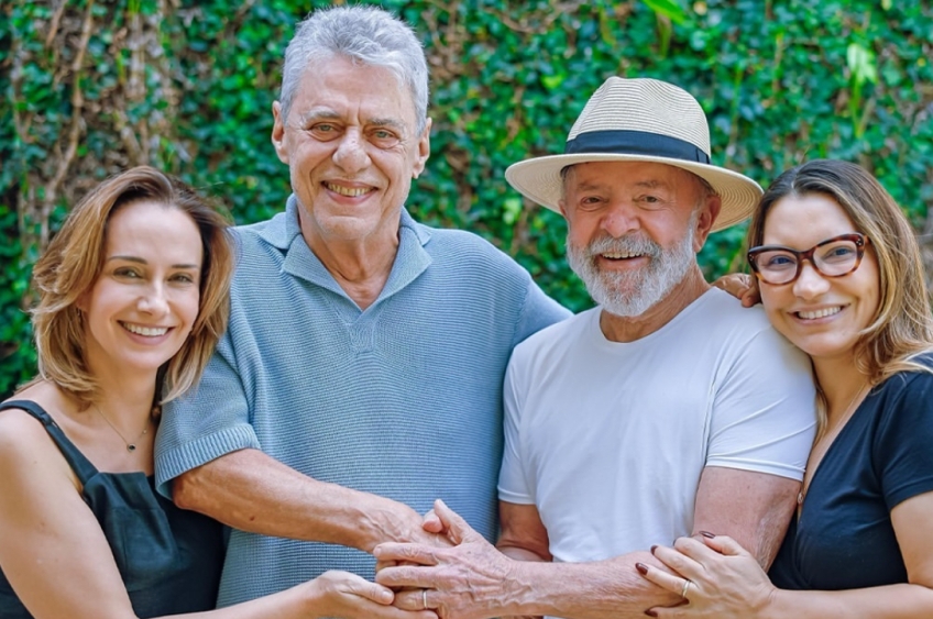 Após alta do hospital, Lula recebe visita de Chico Buarque 