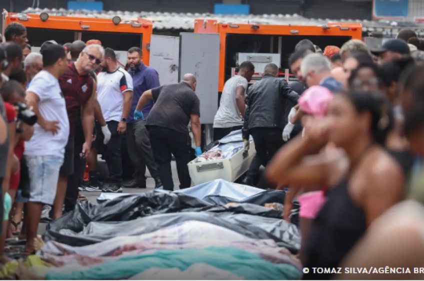 Complexo da Penha: população retira cerca de 60 corpos de mata