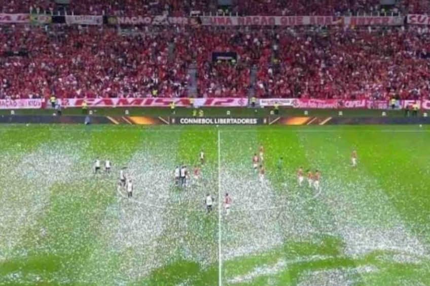 Conmebol denuncia Internacional por atraso em jogo contra o Flamengo após excesso de papel picado no gramado 
