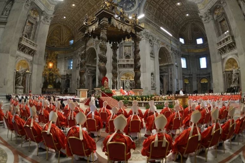 Cardeais se reúnem em reuniões finais antes do início do conclave