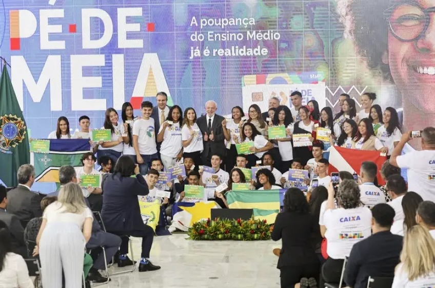 3,7 milhões de alunos recebem o pagamento do Pé-de-Meia, a partir desta segunda