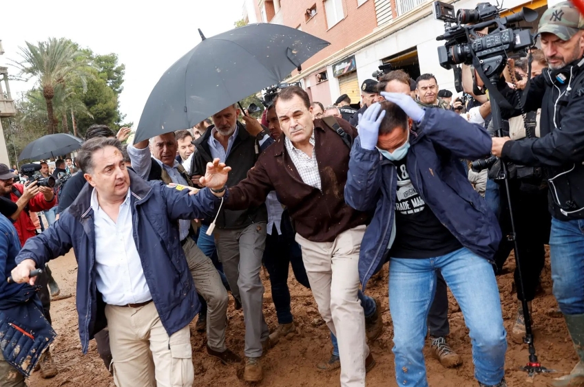 Rei Felipe VI é recebido com protestos e lama em área afetada por enchentes na Espanha