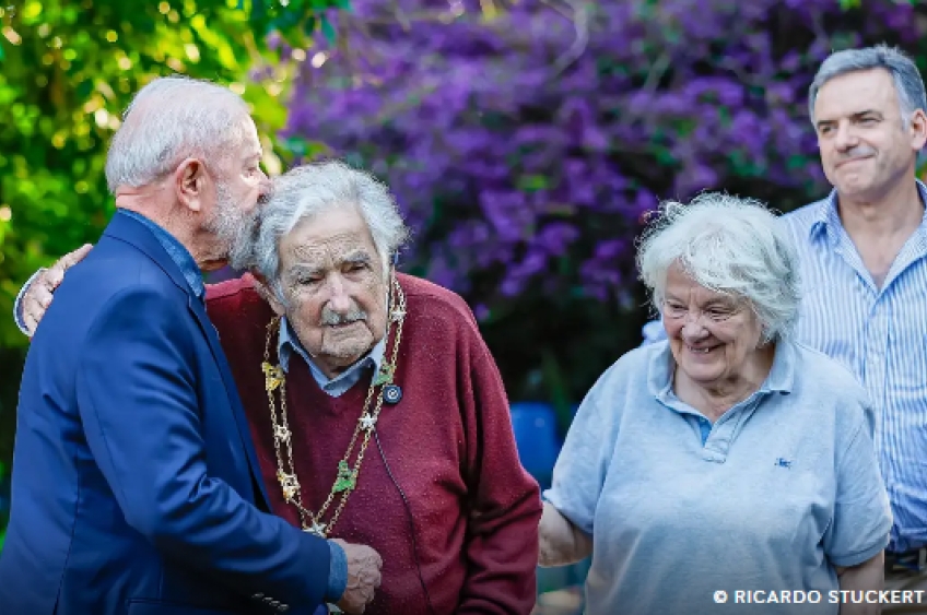 Lula condecora Pepe Mujica com a Ordem Nacional do Cruzeiro do Sul durante participação Cúpula do Mercosul