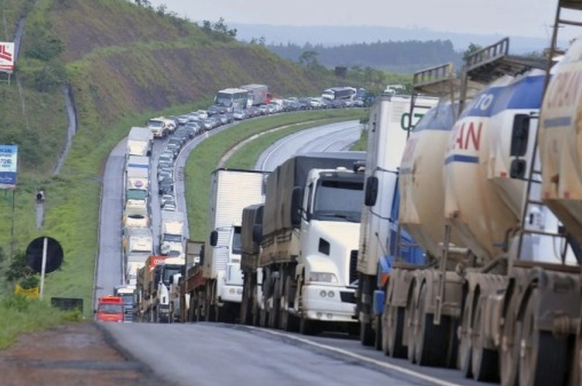Governo vê motivação política em ameaça de greve dos caminhoneiros; categoria nega e culpa alta do diesel