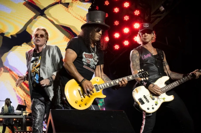 Guns N’ Roses presta homenagem sutil a guitarrista falecido durante show no Japão 