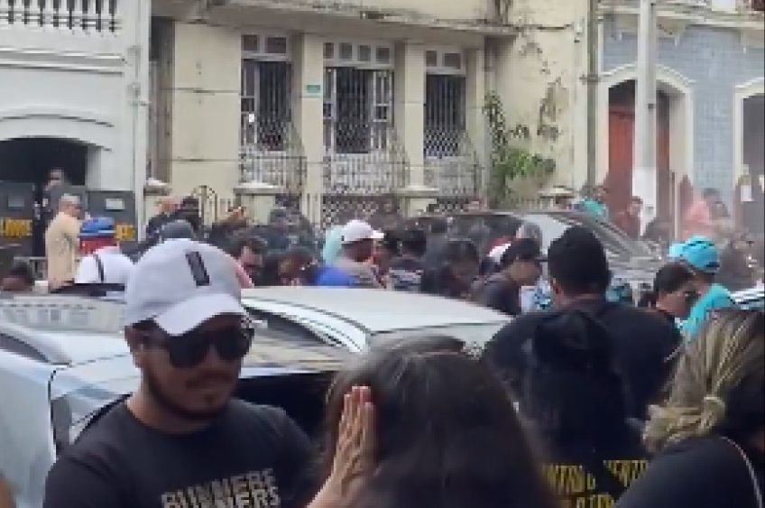 Manifestação de professores na Alepa é dispersada com balas de borracha e spray de pimenta pela PM