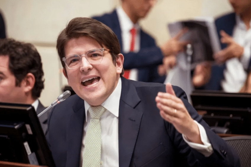 Pré-candidato à presidência da Colômbia sofre atentado durante campanha