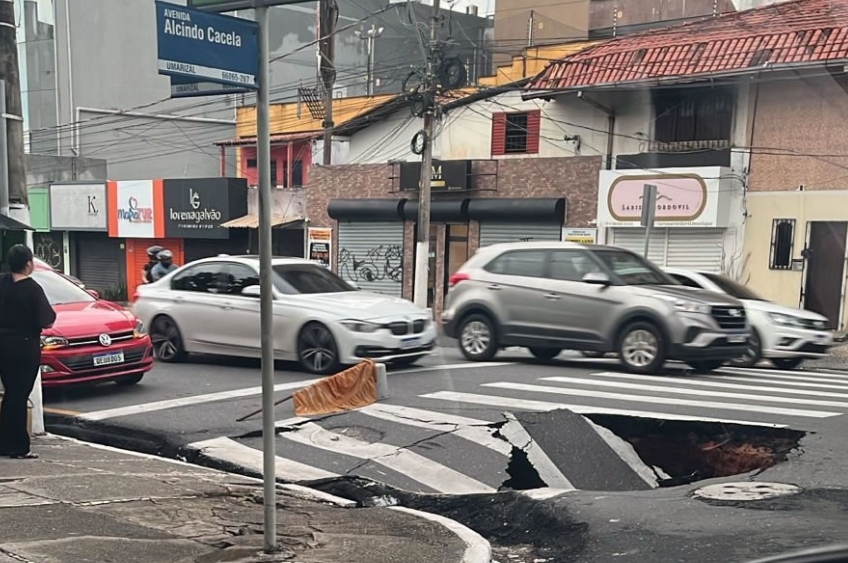 Cratera surge na rua Antônio Barreto e causa transtornos no trânsito de Belém